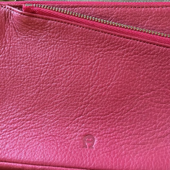 Vintage Etienne Aigner Small Leather Handbag! Gorgeous! Fuschia Pink Leather. - Picture 2 of 8